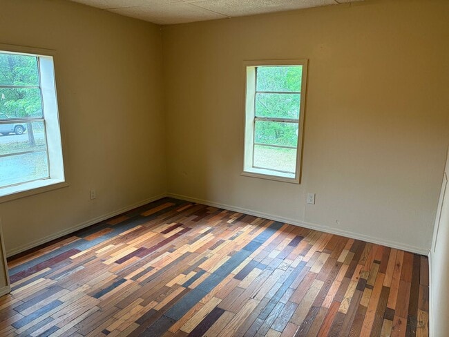 Building Photo - Charming 4-bedroom, 1-bath home located in the heart of Van Buren featuring a spacious layout, ha...