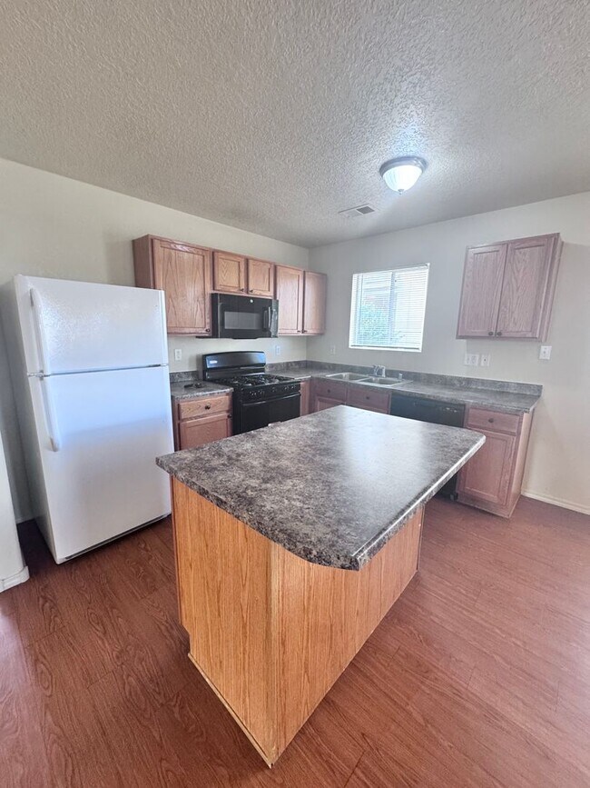 Building Photo - 760 Deerbrush Ct SW