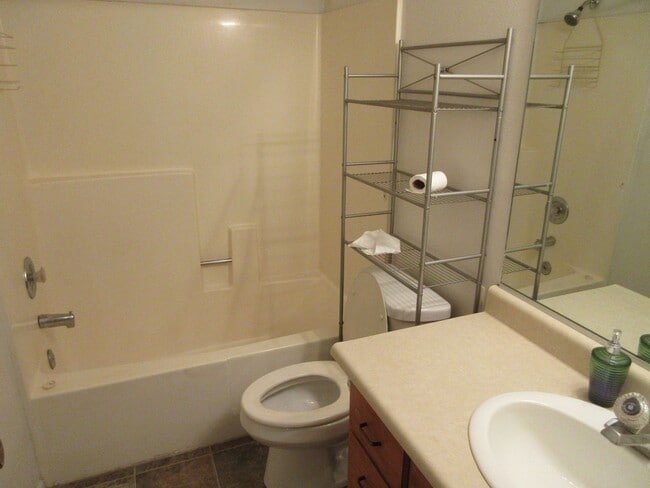 Building Photo - 2 bedroom, 1.5 bathroom, 2 condo near SUU