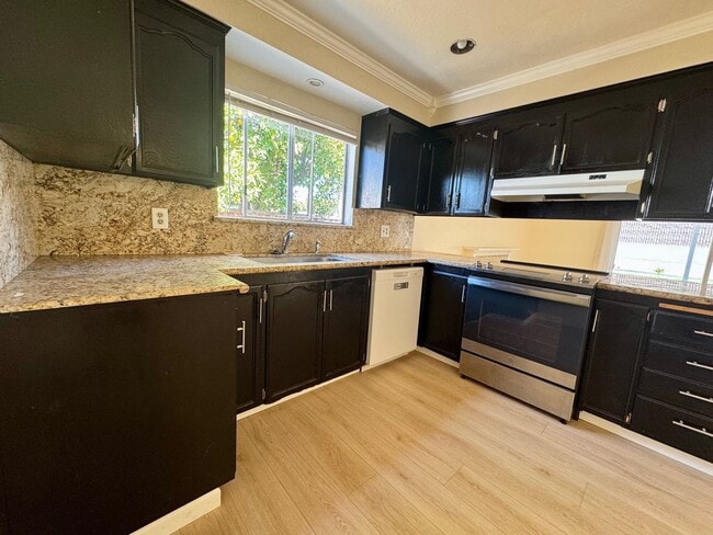 Building Photo - Remodeled 5 bedroom single level house - n...