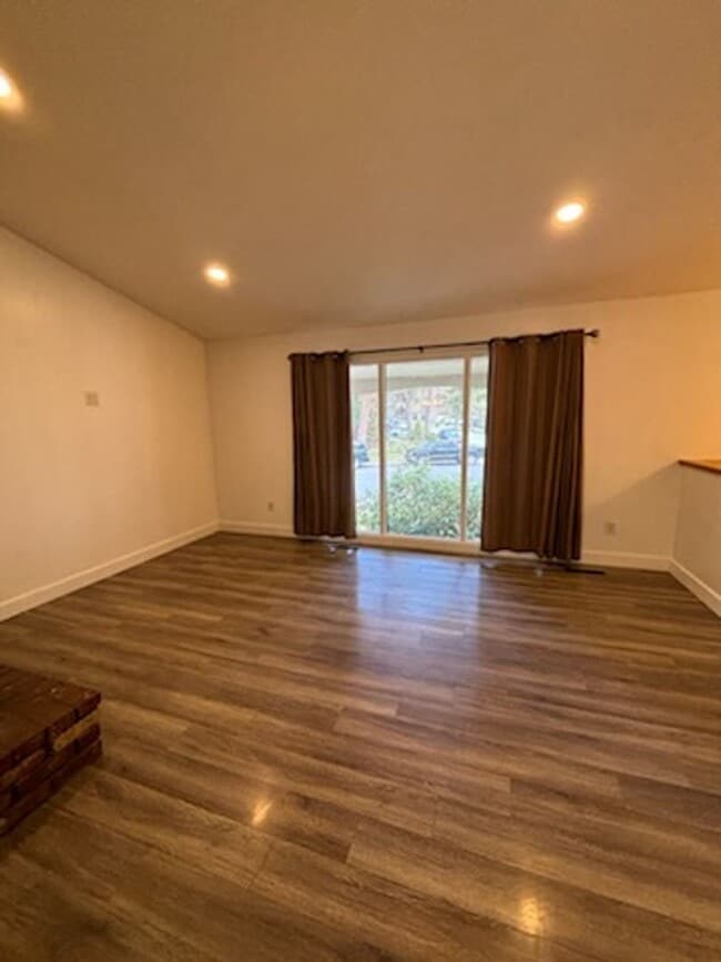Building Photo - Unique duplex in post falls