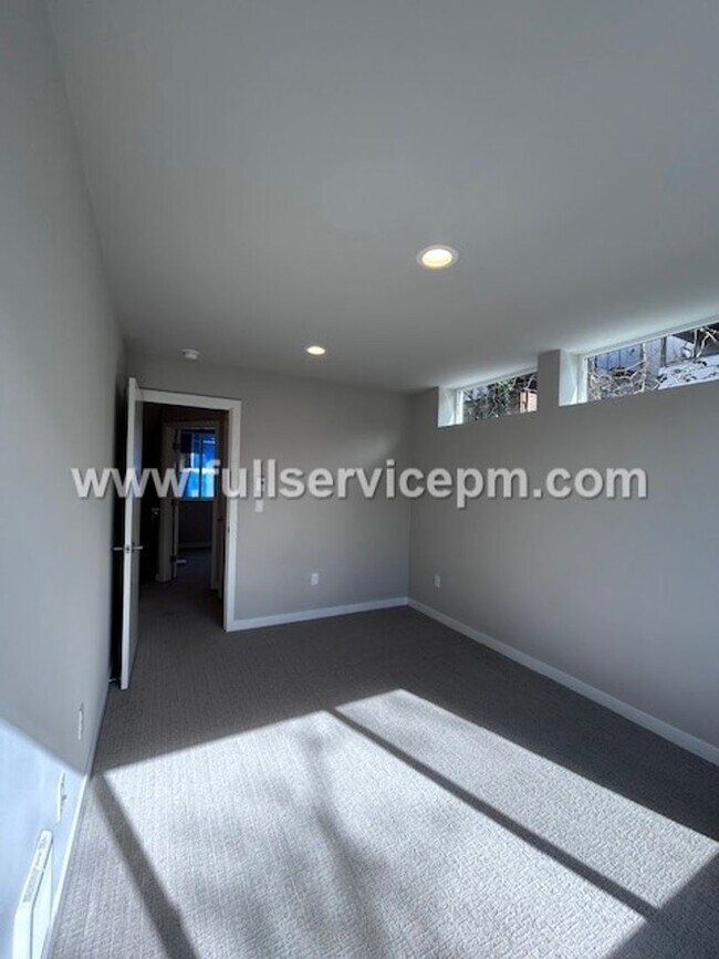 Building Photo - Contemporary 3 BD Mt. Baker Townhome! Location!!