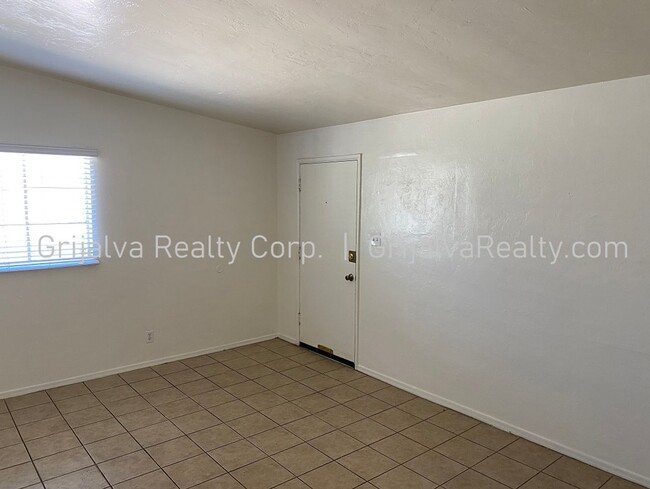 Building Photo - 1415 E Elm St