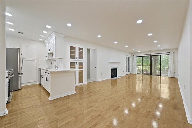 Building Photo - 2201 Pine Heights Dr NE