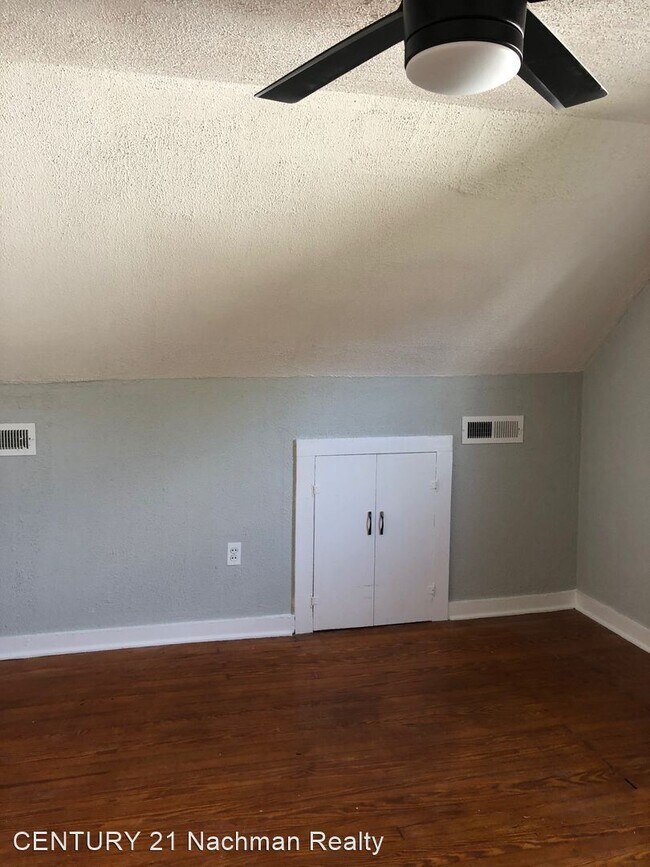 Building Photo - 3 br, 1 bath House - 20 W Southampton Avenue
