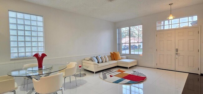 Building Photo - 661 Lake Wellington Dr