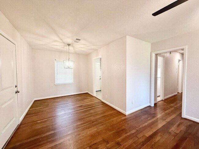 Building Photo - Adorable 3/1/1 Home in Lake Jackson !