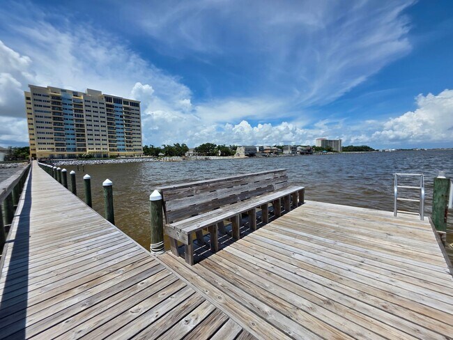 Building Photo - 1BR/1BA waterfront condo with golf course ...