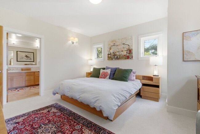 Building Photo - Boutique Bainbridge Condominium