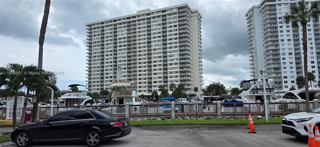 Building Photo - 400 Kings Point Dr