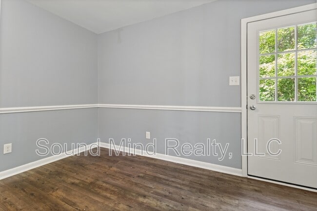 Building Photo - 305 Golf Course Dr