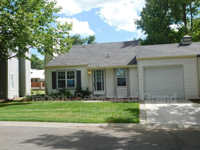 Primary Photo - 4 Chardonnay Ct