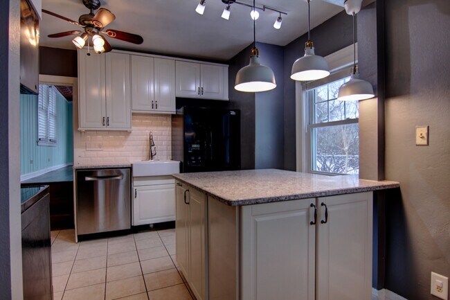 Breakfast nook near the window - 5427 Xerxes Ave S