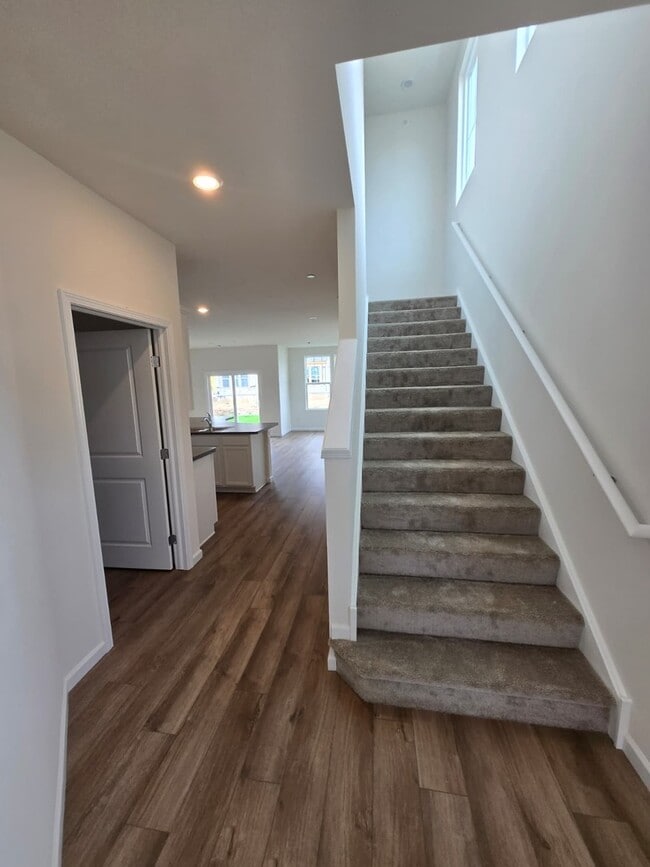 Building Photo - 5931 Hawkweed Dr