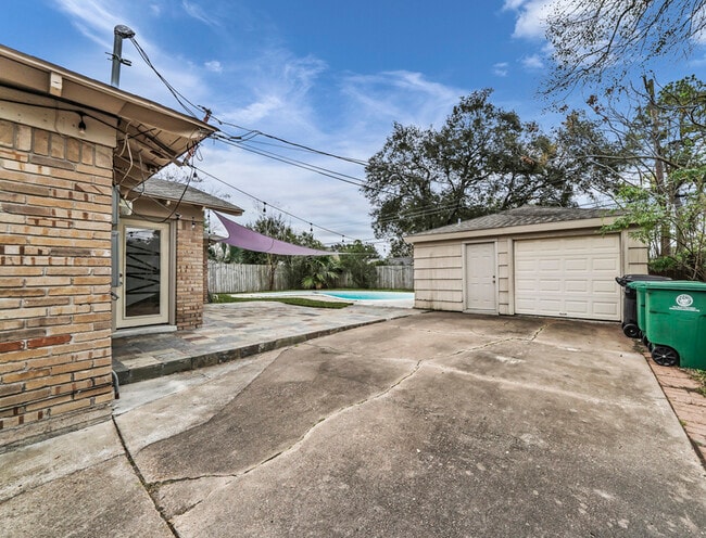 Building Photo - 5807 Burlinghall Dr