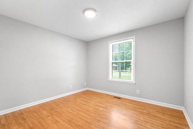 Building Photo - 3 Bedroom Pet Friendly Home For Rent!