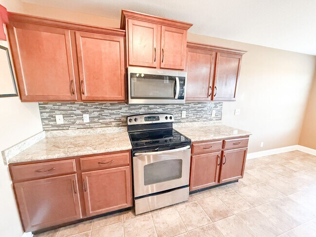 Building Photo - 3 Bedroom 2 Bathroom home! Large Fenced in Backyard!