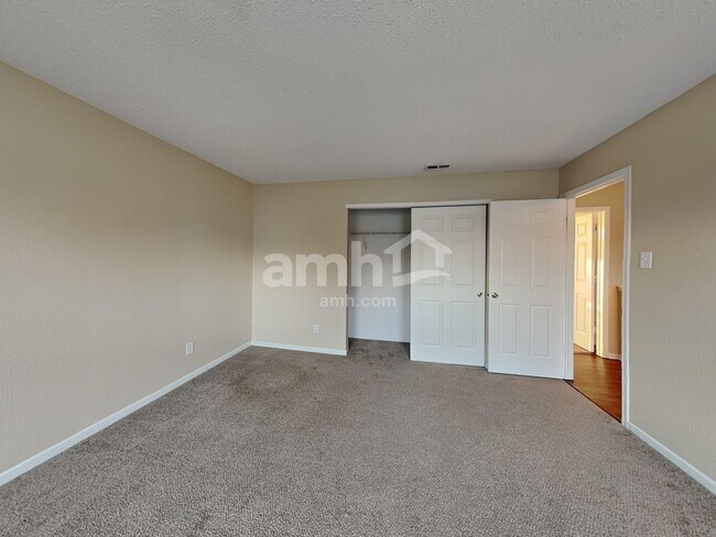 Building Photo - 13993 Meadow Lake Dr