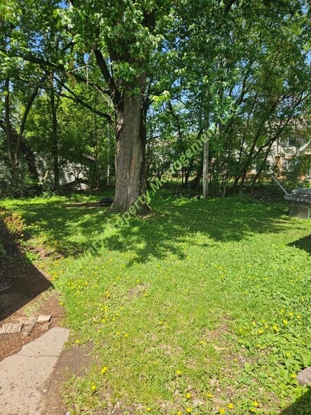 Building Photo - 748 Isadore St