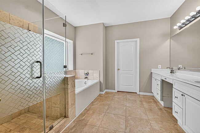 Building Photo - 11603 Oak Lake Park Dr