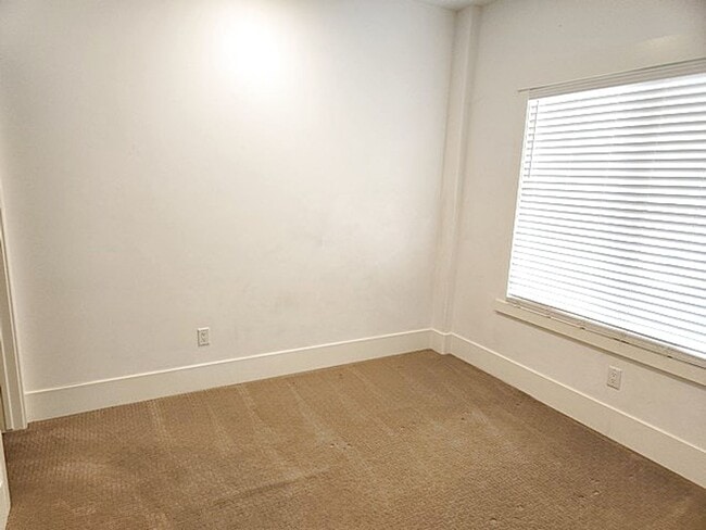 Building Photo - Well Appointed Townhome with Amenities