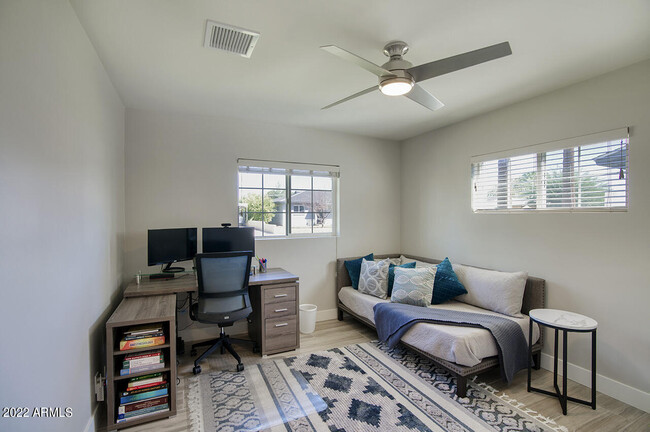 Building Photo - 4233 E Mulberry Dr