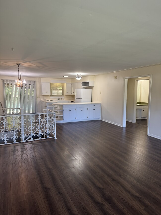 Building Photo - 9019 Meadowlawn Dr