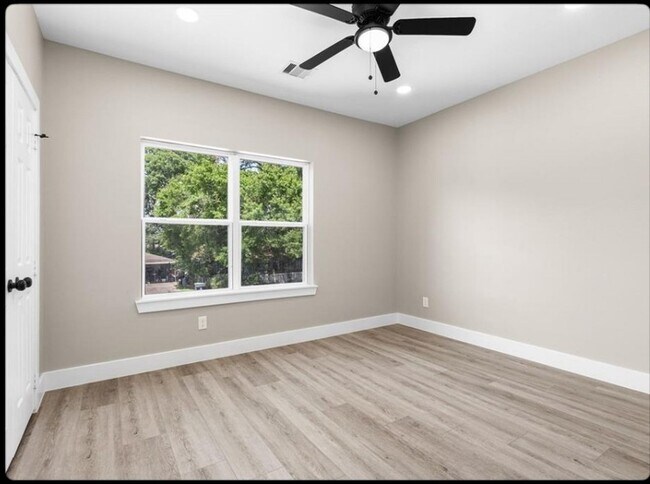 Building Photo - 102 Schade Ln