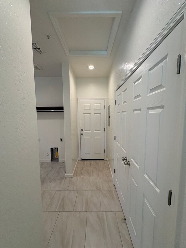 Building Photo - Comfortable NW Visalia Home Rent Ready!