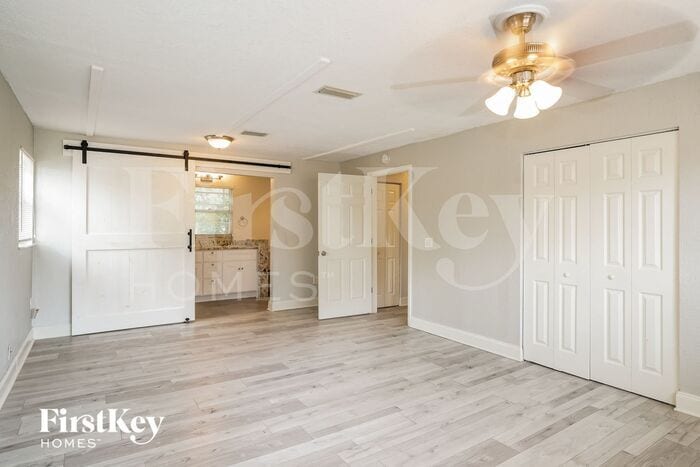 Building Photo - 113 W Violet St