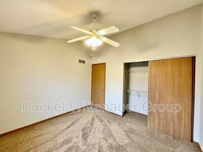 Building Photo - 7 S Cherry Hills