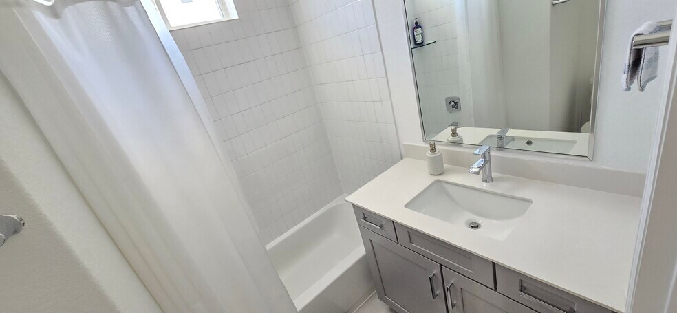 Vanity with lights - 4212 Margarita St