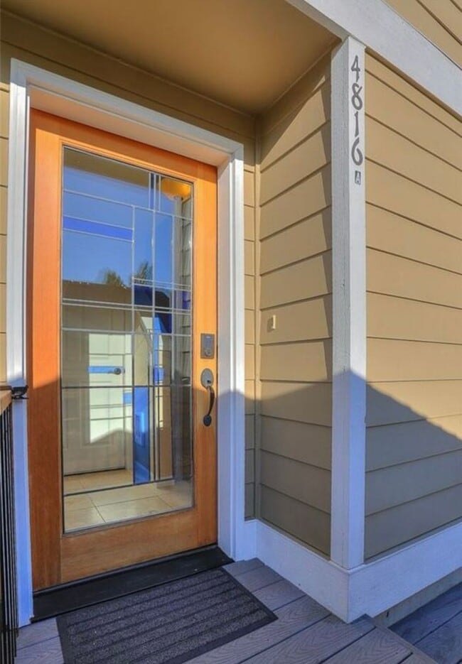 Building Photo - Light and Airy Townhome - Available April 10th