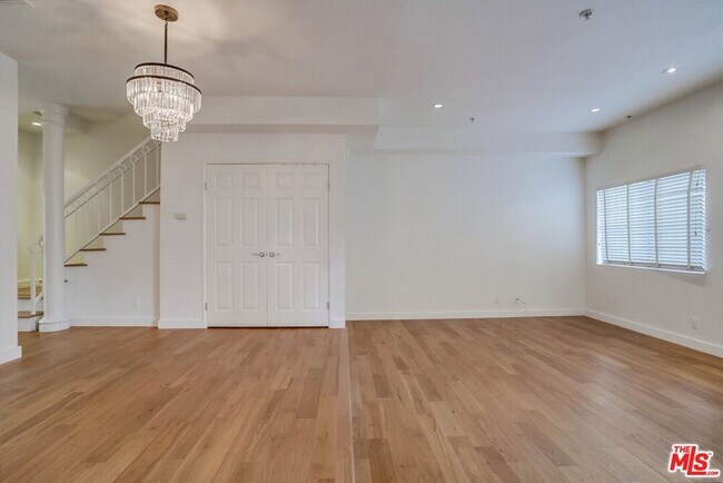 Building Photo - 852 N Poinsettia Pl