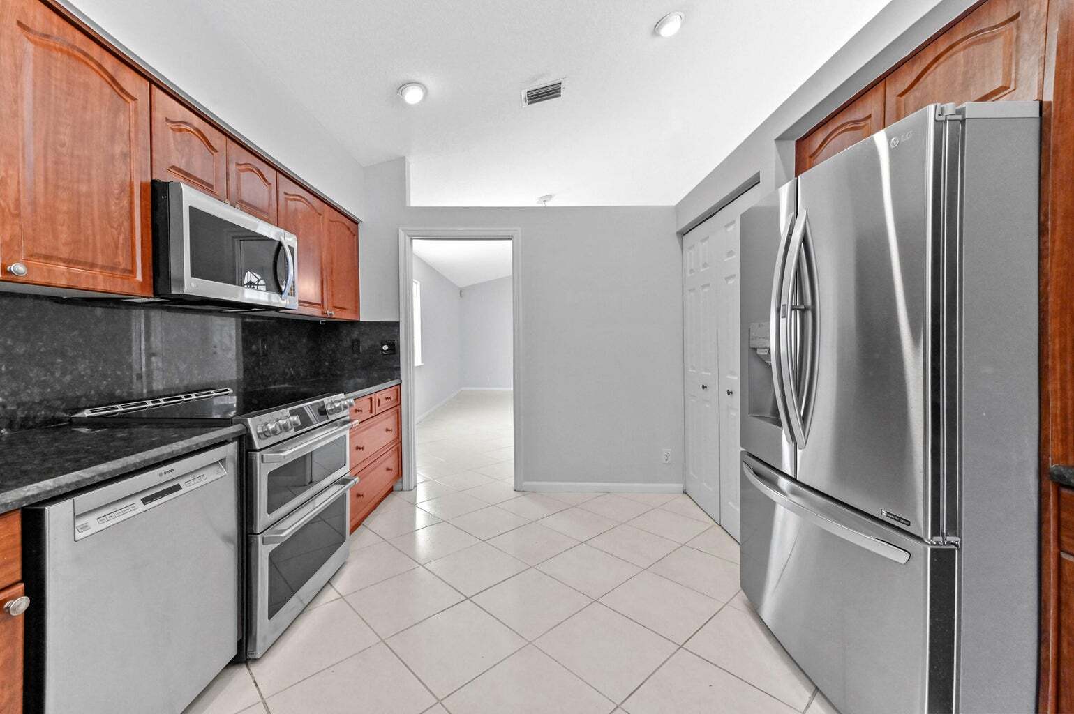 Building Photo - 14066 Glenlyon Ct