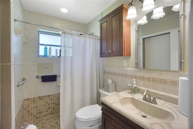 Building Photo - 4770 Holly Dr