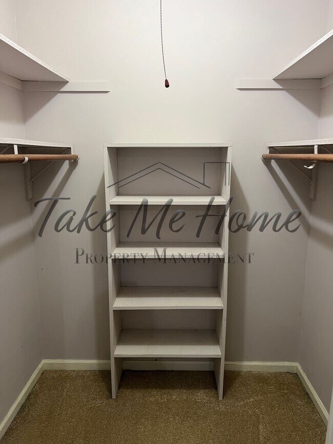 Building Photo - 3 Bedroom Basement Home in Kickapoo District!