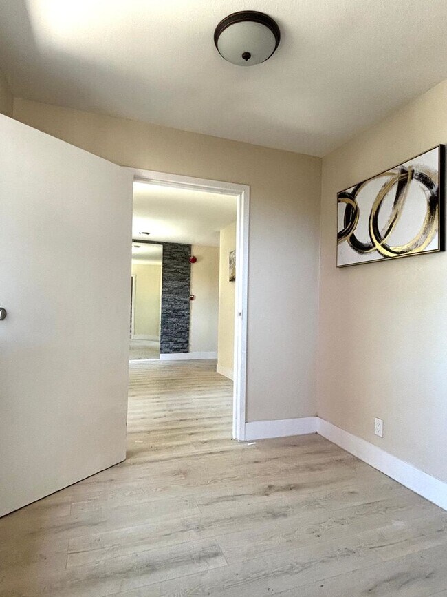 Building Photo - Stylishly Remodeled 2-Bedroom Gem in Redwood City