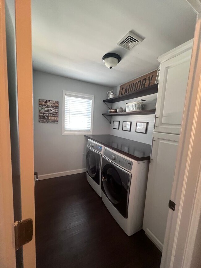 Building Photo - 724 Anna Pl