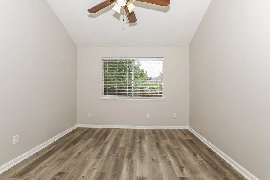 Building Photo - 511 Paradise Ln