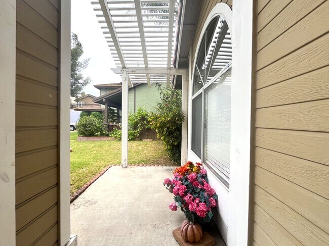 Building Photo - 3 bed, 2.5 bath located in Corona, CA!