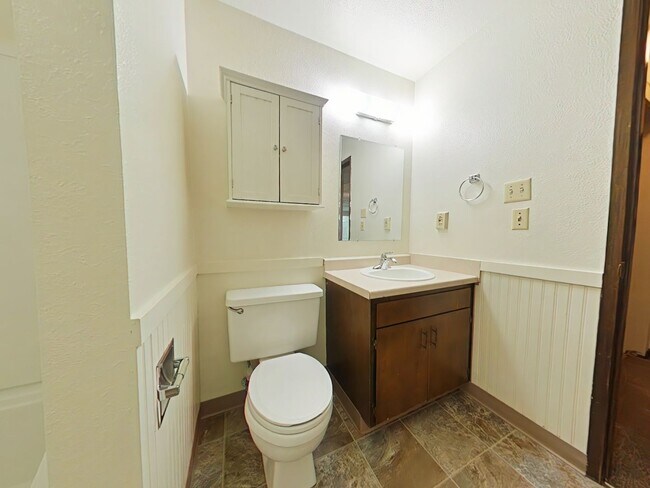 Building Photo - 2 Bedroom Duplex ~ Close to Shops ~ Pet Fr...