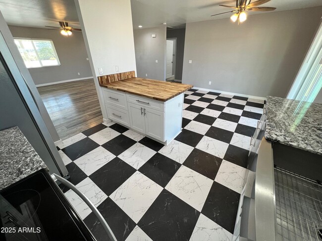 Building Photo - 4552 N Loring Rd