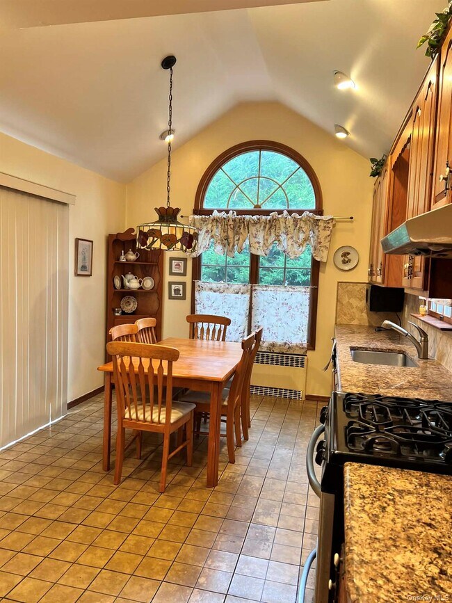 Building Photo - 454 Roy St