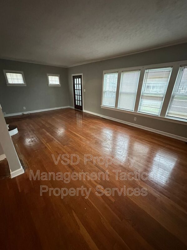 Building Photo - 10615 S Highland Ave