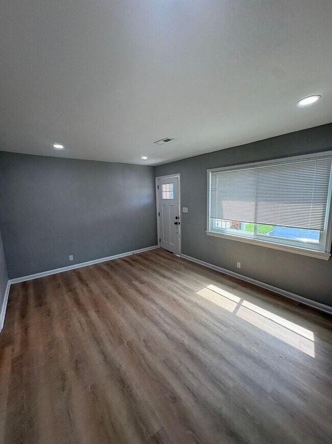 Building Photo - 123 Sequoia Dr