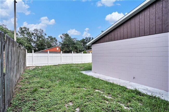 Building Photo - 8514 N Hyaleah Rd