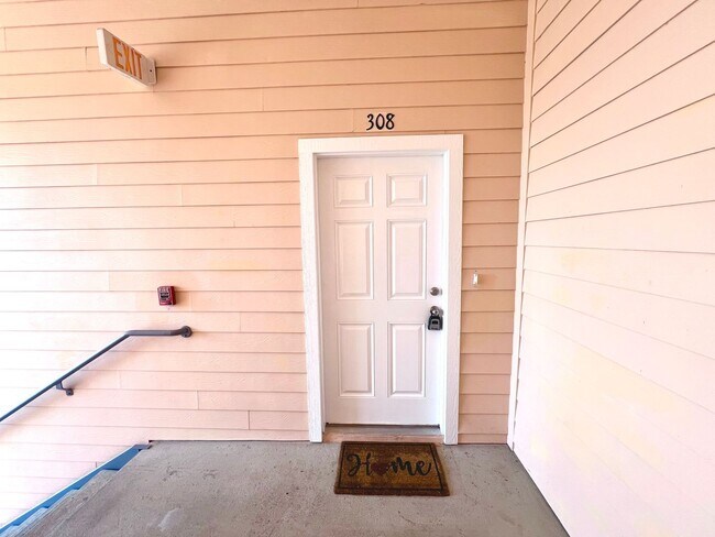 Building Photo - Charming 3-Bed, 2-Bath Condo in Key West-S...