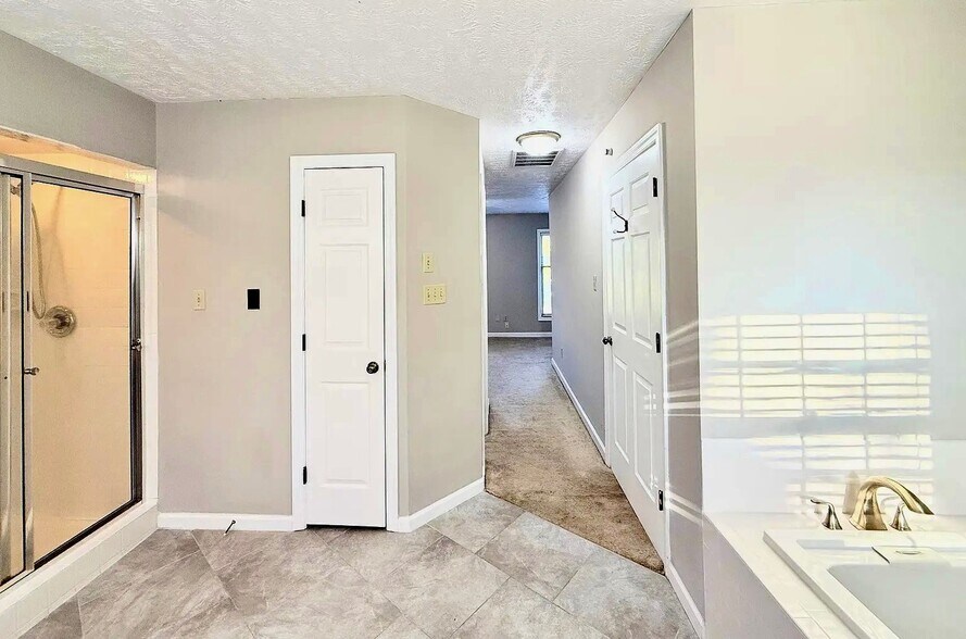 Building Photo - 4013 Heather Ct NW