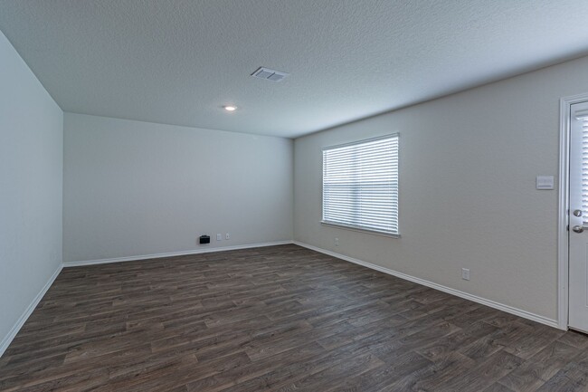 Building Photo - 4 bd/2 ba available NOW!! Wiseman/Talley F...